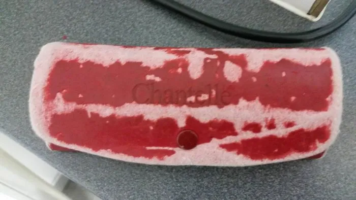 Se ha desgastado el cuero de la funda de mis gafas y ahora parece un trozo de bacon