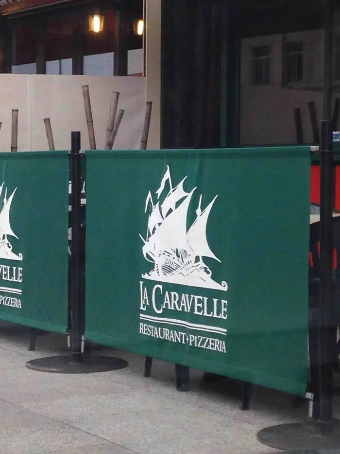 Este restaurante usa el logo de Pirate Bay como si fuera el suyo