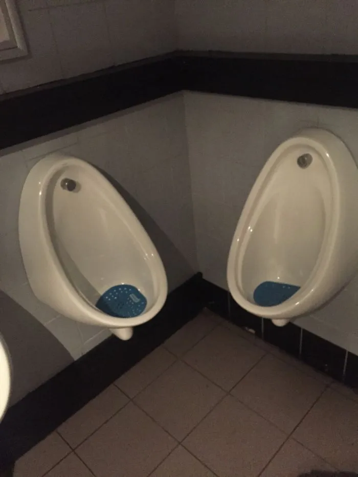 Retretes íntimos en un bar