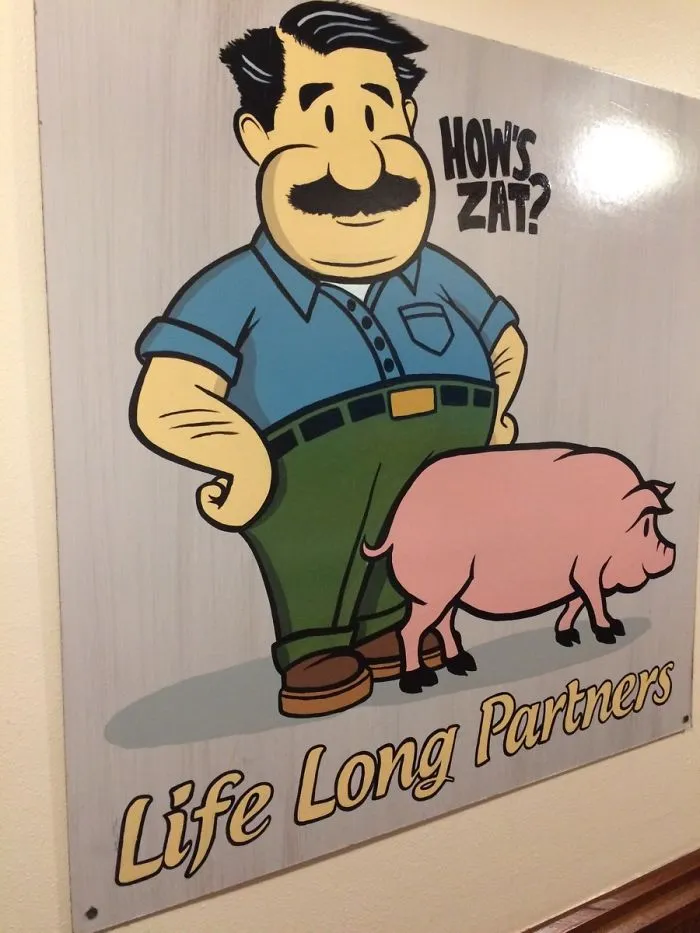 De camino al baño del restaurante está esta imagen con su mascota