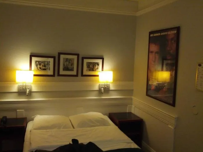 Mi habitación de hotel está decorada con imágenes de Arma Letal 2