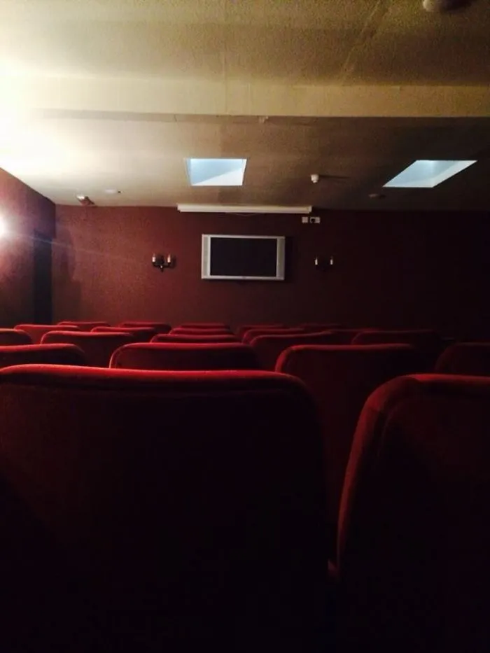 No han reparado en gastos en la sala de cine del hotel