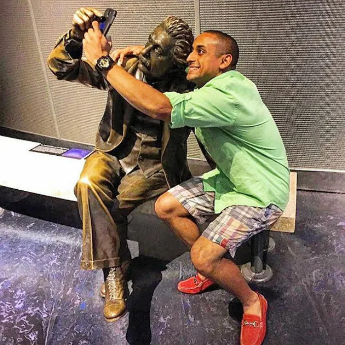 50 Times People Took Posing With Sculptures To Another Level