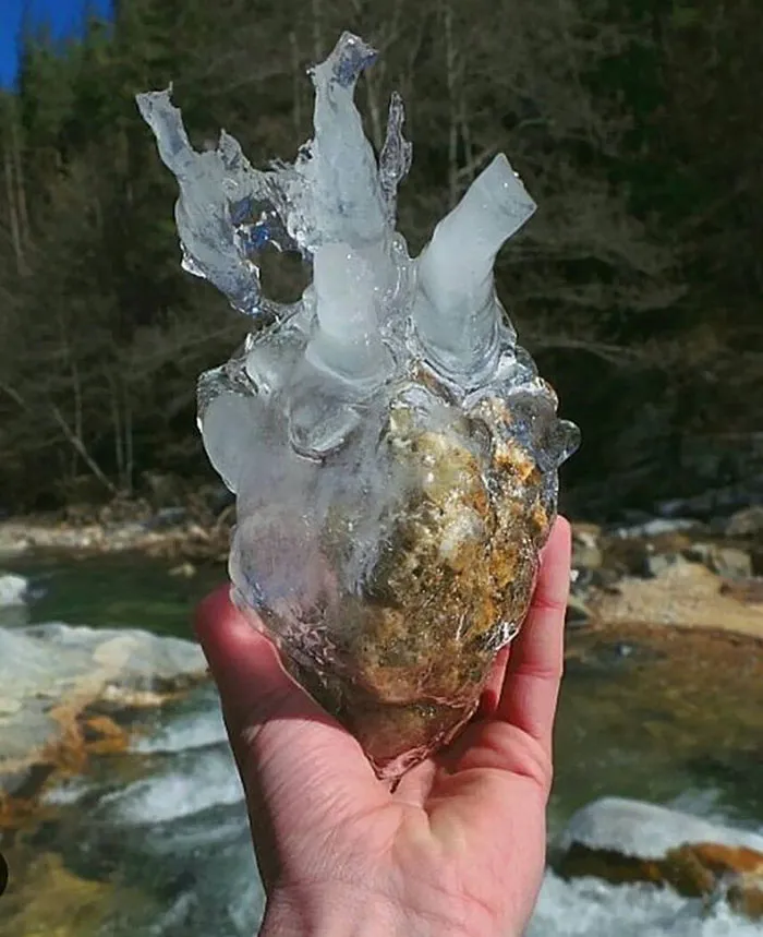 Roca congelada que parece un corazón de hielo