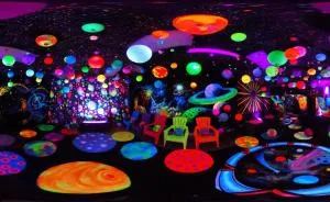 I Create Mind-Blowing 3d Blacklight Art Installations
