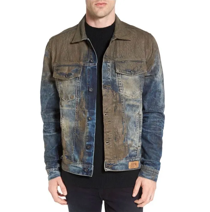 La chaqueta de jean con barro