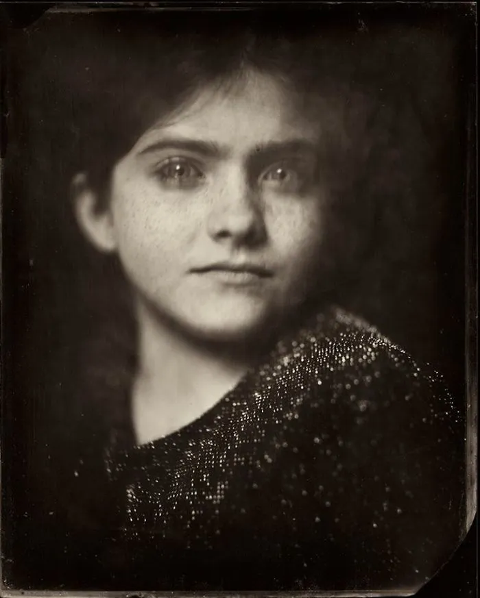 Esta fotógrafa usa una técnica de hace 166 años para retratar a niños, y los resultados son cautivadores