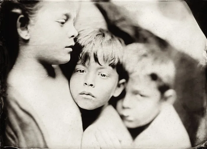 Esta fotógrafa usa una técnica de hace 166 años para retratar a niños, y los resultados son cautivadores