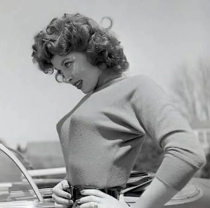 En los años 40 y 50 triunfaban los sujetadores torpedo, estas 10+ fotos te sacarán los ojos