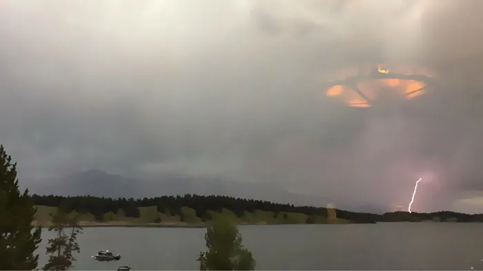 El reflejo de la lámpara interior en la ventana hace parecer que hay un Ovni