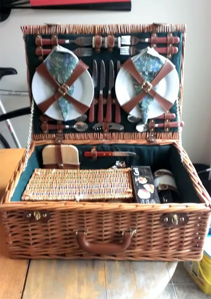 Juego de picnic sin usar, con una botella de vino de 12 años, por 15$