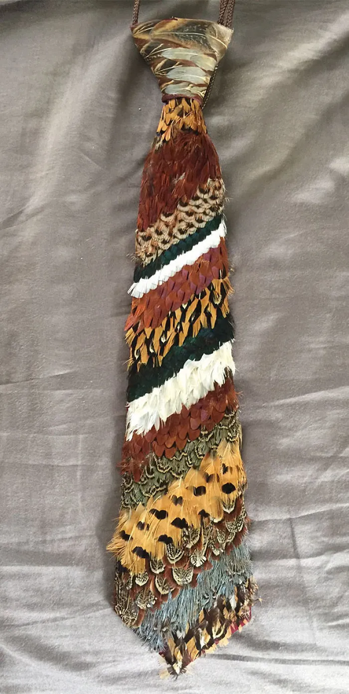 Una corbata de plumas