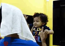 A su hija no le gusta el afeitado de su padre