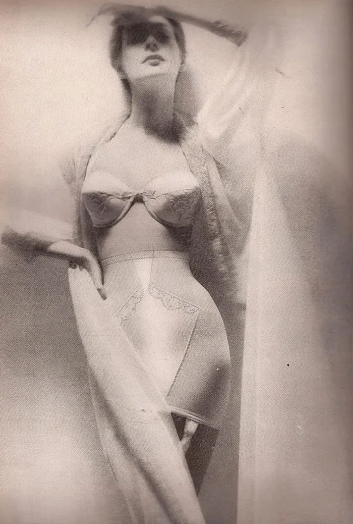 En los años 40 y 50 triunfaban los sujetadores torpedo, estas 10+ fotos te sacarán los ojos