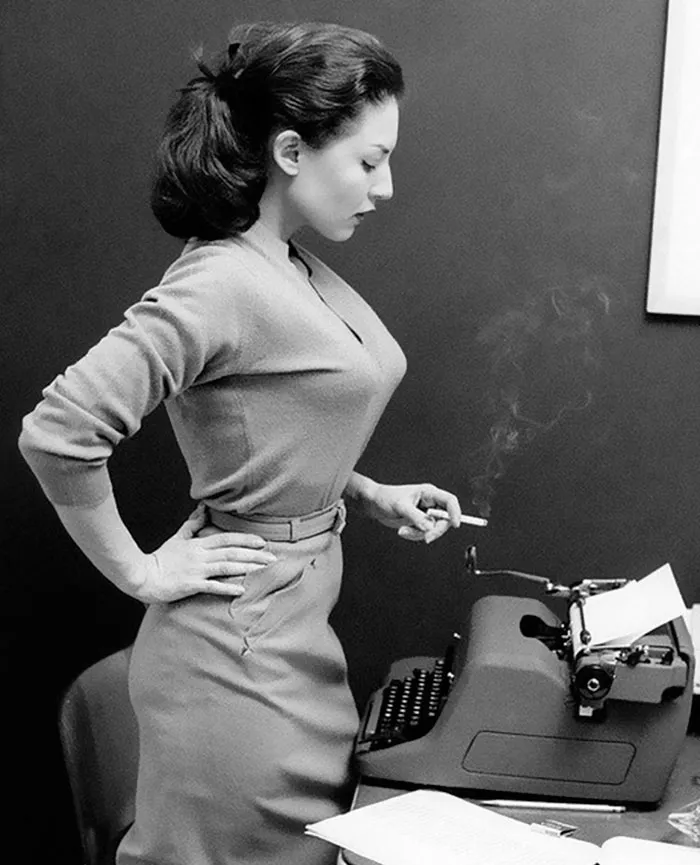 En los años 40 y 50 triunfaban los sujetadores torpedo, estas 10+ fotos te sacarán los ojos