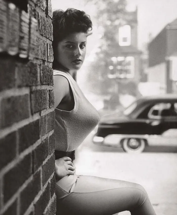 En los años 40 y 50 triunfaban los sujetadores torpedo, estas 10+ fotos te sacarán los ojos