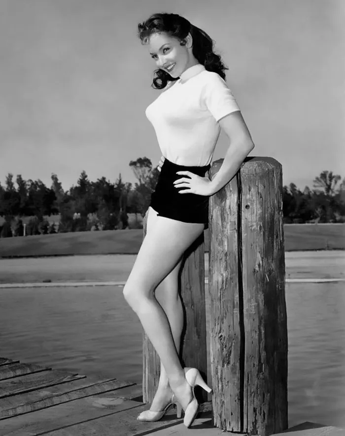 En los años 40 y 50 triunfaban los sujetadores torpedo, estas 10+ fotos te sacarán los ojos