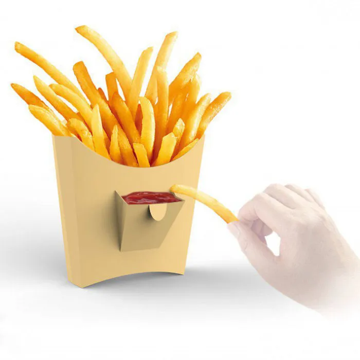Envase de patatas fritas con bolsillo para el ketchup