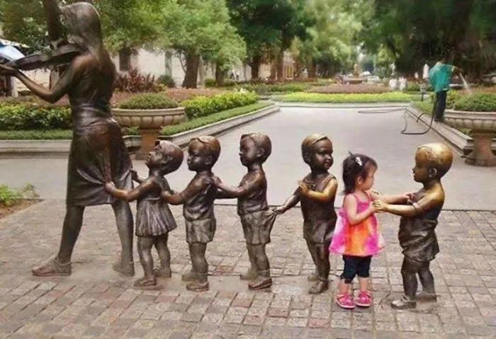 50 Times People Took Posing With Sculptures To Another Level