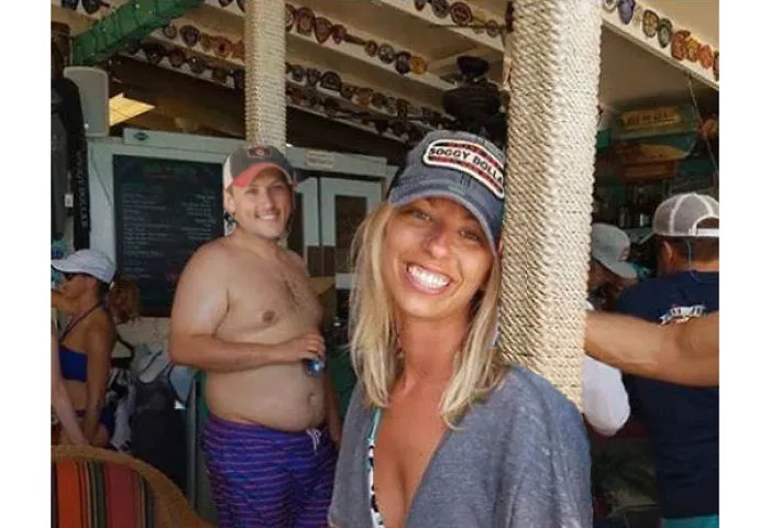Una pareja pide a los maestros del Photoshop que eliminen a un hombre sin camisa del fondo de su foto, e internet cumple