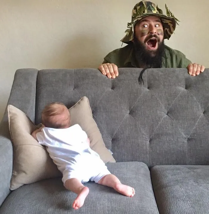 Este padre se hace divertidas fotos disfrazándose con su bebé, y son adorables