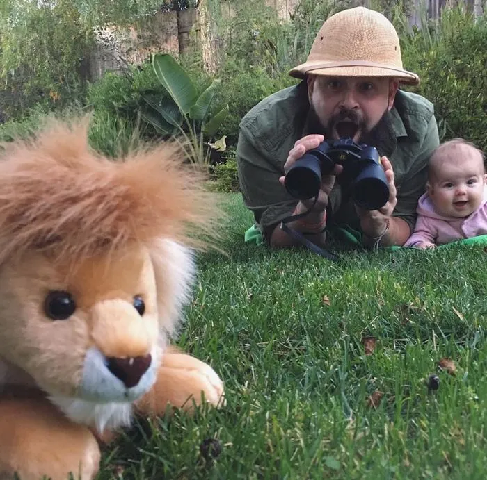 Este padre se hace divertidas fotos disfrazándose con su bebé, y son adorables