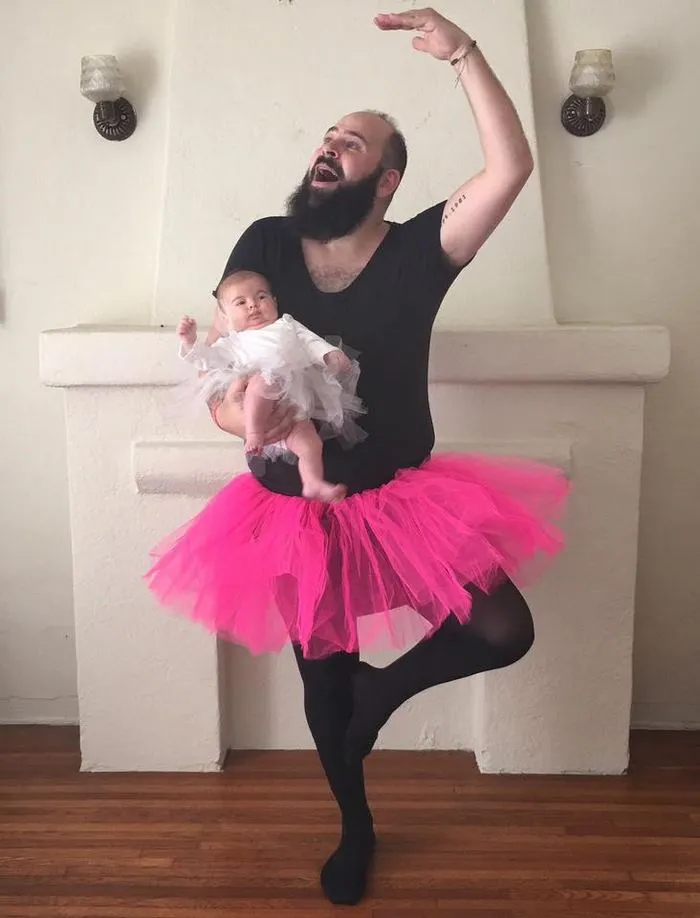 Este padre se hace divertidas fotos disfrazándose con su bebé, y son adorables