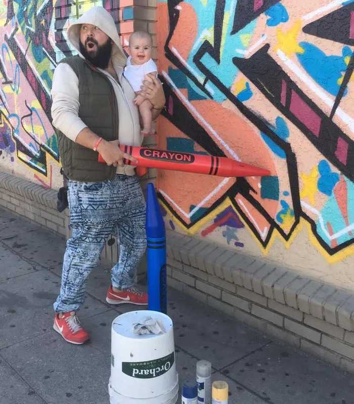 Este padre se hace divertidas fotos disfrazándose con su bebé, y son adorables