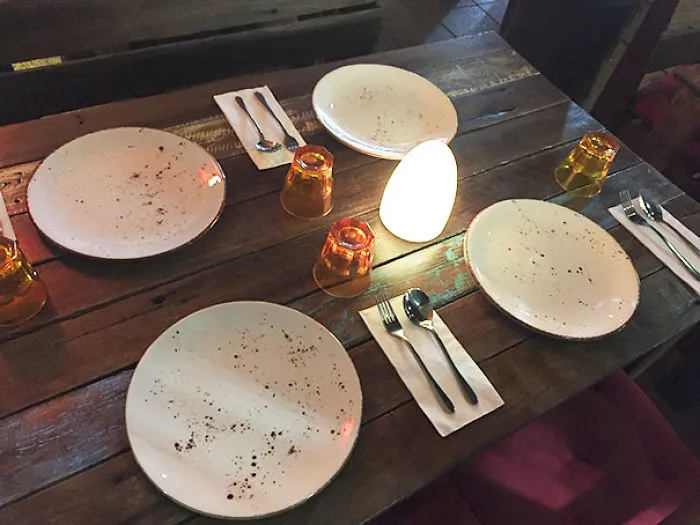 El diseño de estos platos del restaurante hace parecer que están sucios