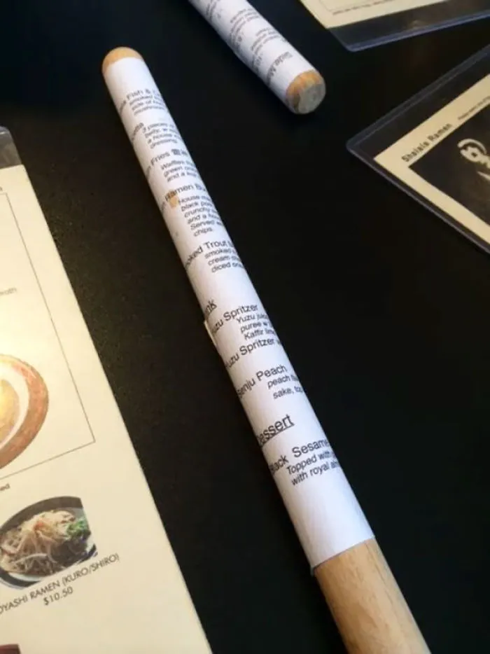 Este restaurante, por alguna razón, tiene el menú envuelto sobre un palo