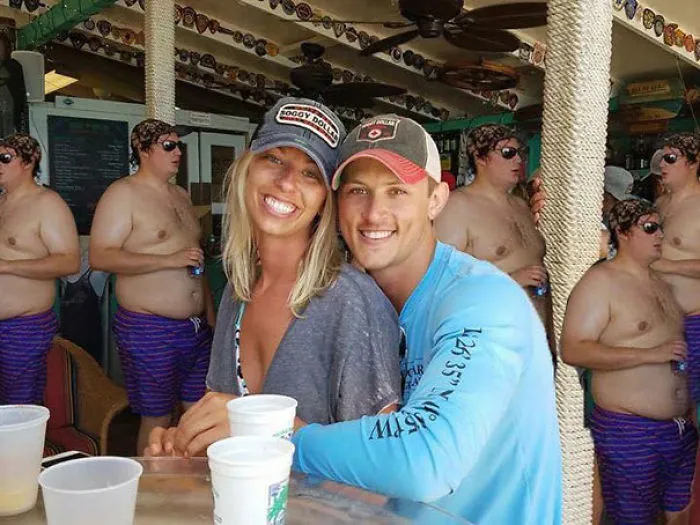 Una pareja pide a los maestros del Photoshop que eliminen a un hombre sin camisa del fondo de su foto, e internet cumple