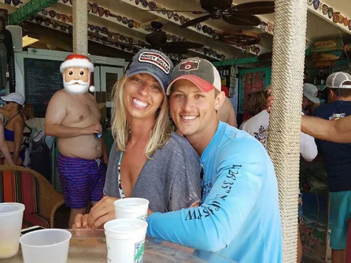 Esta pareja pidió en internet que quitaran con photoshop al hombre sin camiseta de su foto de compromiso, y lo lamentaron enseguida