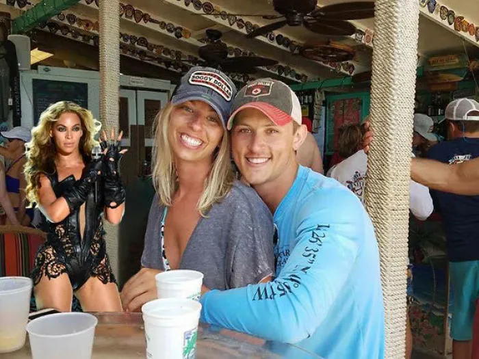 Esta pareja pidió en internet que quitaran con photoshop al hombre sin camiseta de su foto de compromiso, y lo lamentaron enseguida