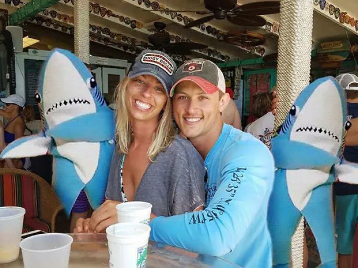 Una pareja pide a los maestros del Photoshop que eliminen a un hombre sin camisa del fondo de su foto, e internet cumple