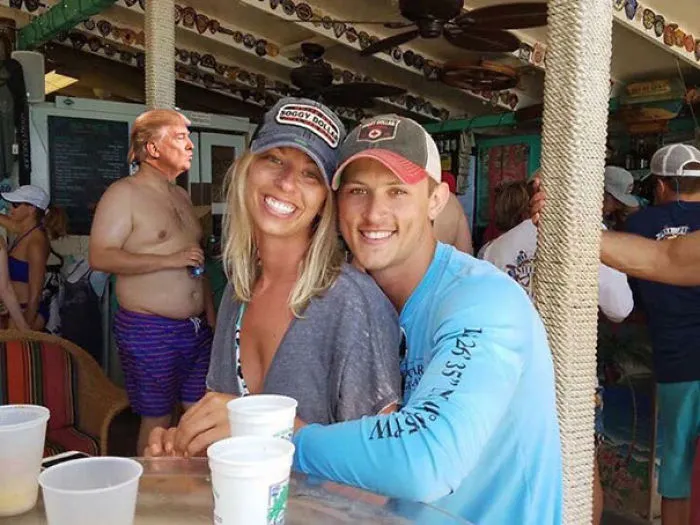 Una pareja pide a los maestros del Photoshop que eliminen a un hombre sin camisa del fondo de su foto, e internet cumple