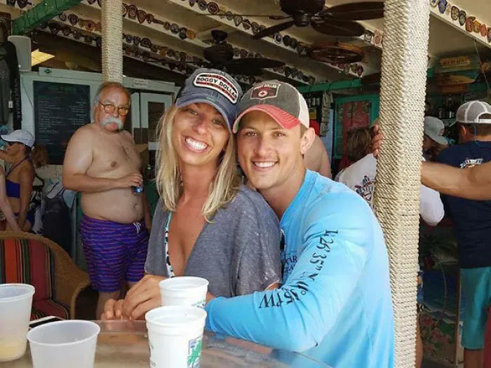 Esta pareja pidió en internet que quitaran con photoshop al hombre sin camiseta de su foto de compromiso, y lo lamentaron enseguida