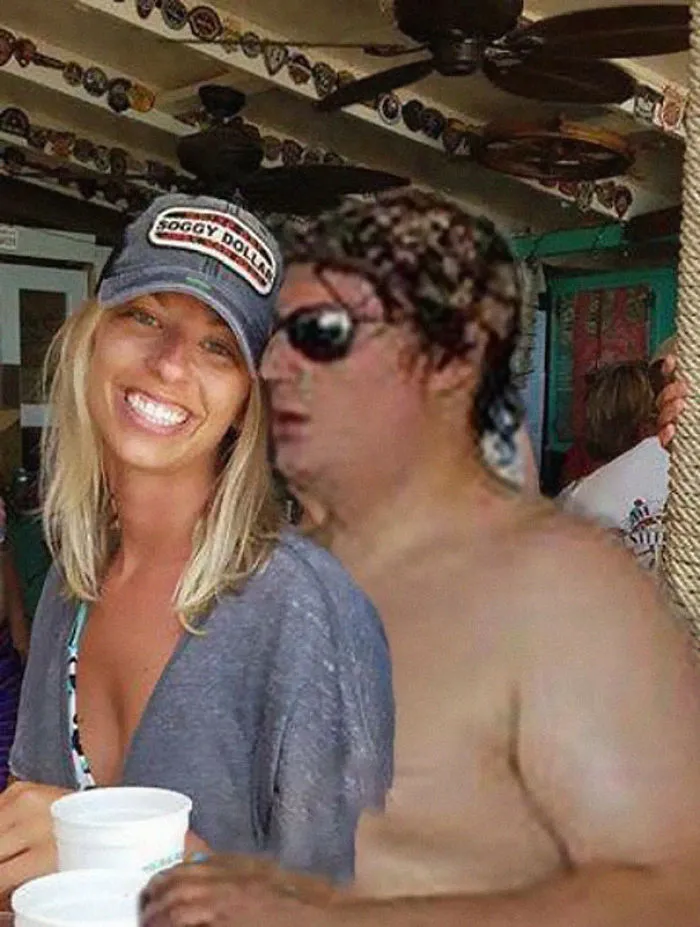 Una pareja pide a los maestros del Photoshop que eliminen a un hombre sin camisa del fondo de su foto, e internet cumple