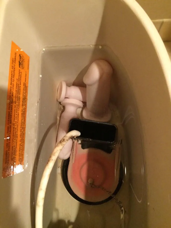 No funcionaba el retrete en el hotel y encontramos el problema