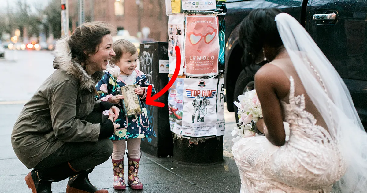 Esta niña confundió a una novia con la princesa del libro que sujeta en la mano y su reacción ha derretido los corazones de todos