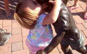 50 Times People Took Posing With Sculptures To Another Level