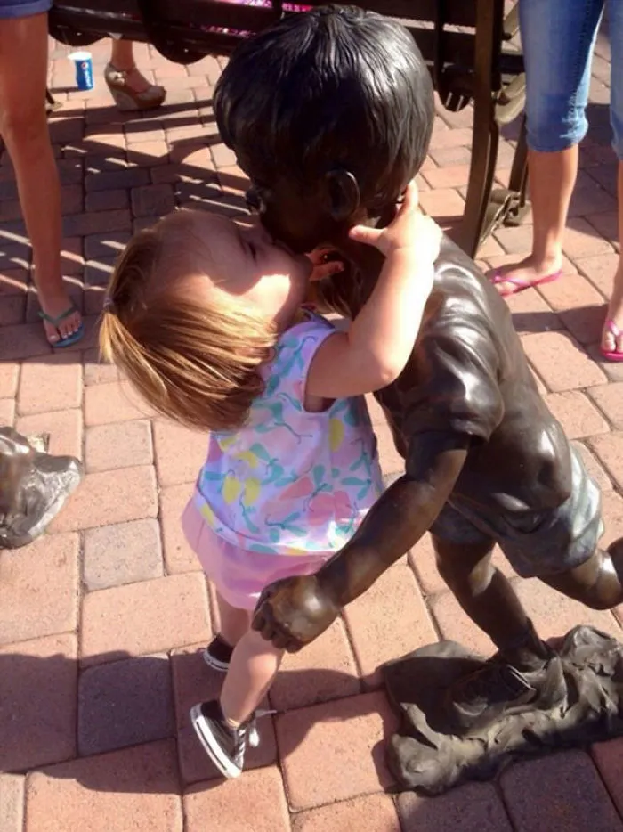 50 Times People Took Posing With Sculptures To Another Level