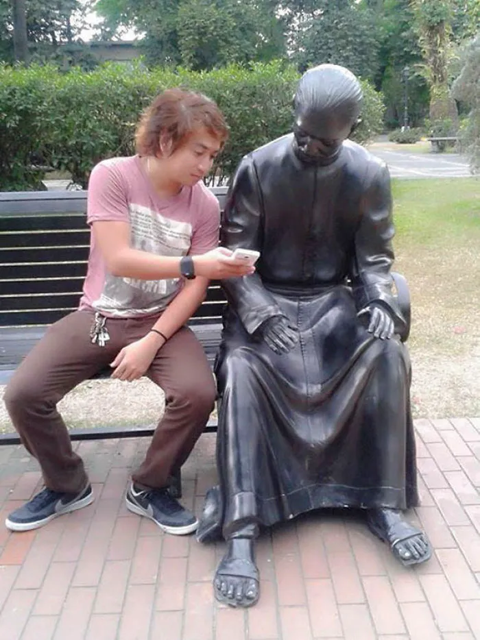 10+ Veces que la gente llevó a otro nivel el posar con esculturas