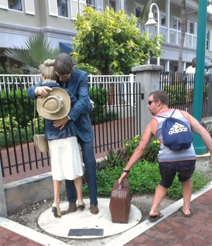50 Times People Took Posing With Sculptures To Another Level