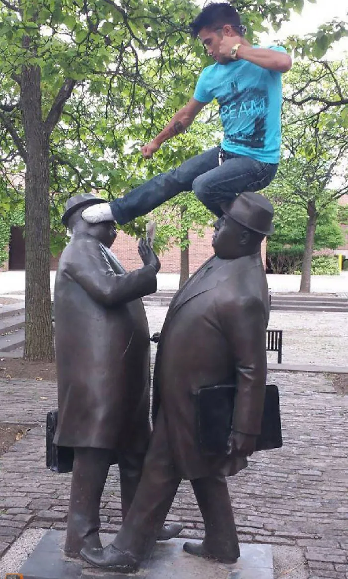 10+ Veces que la gente llevó a otro nivel el posar con esculturas