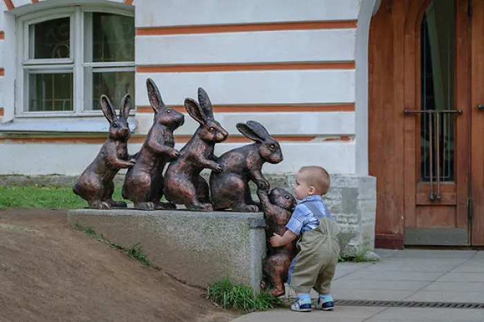 50 Times People Took Posing With Sculptures To Another Level
