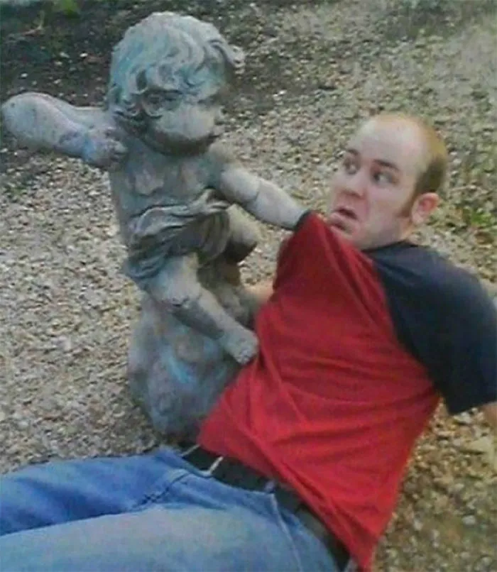 50 Times People Took Posing With Sculptures To Another Level