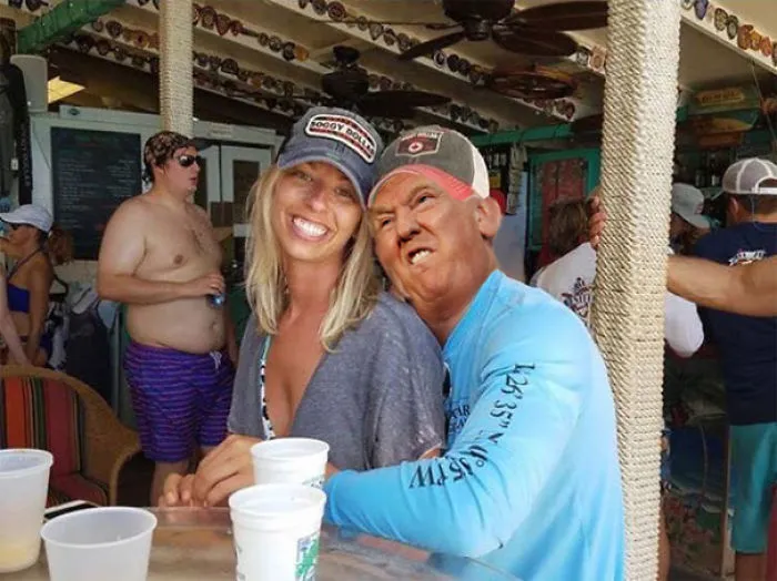 Esta pareja pidió en internet que quitaran con photoshop al hombre sin camiseta de su foto de compromiso, y lo lamentaron enseguida