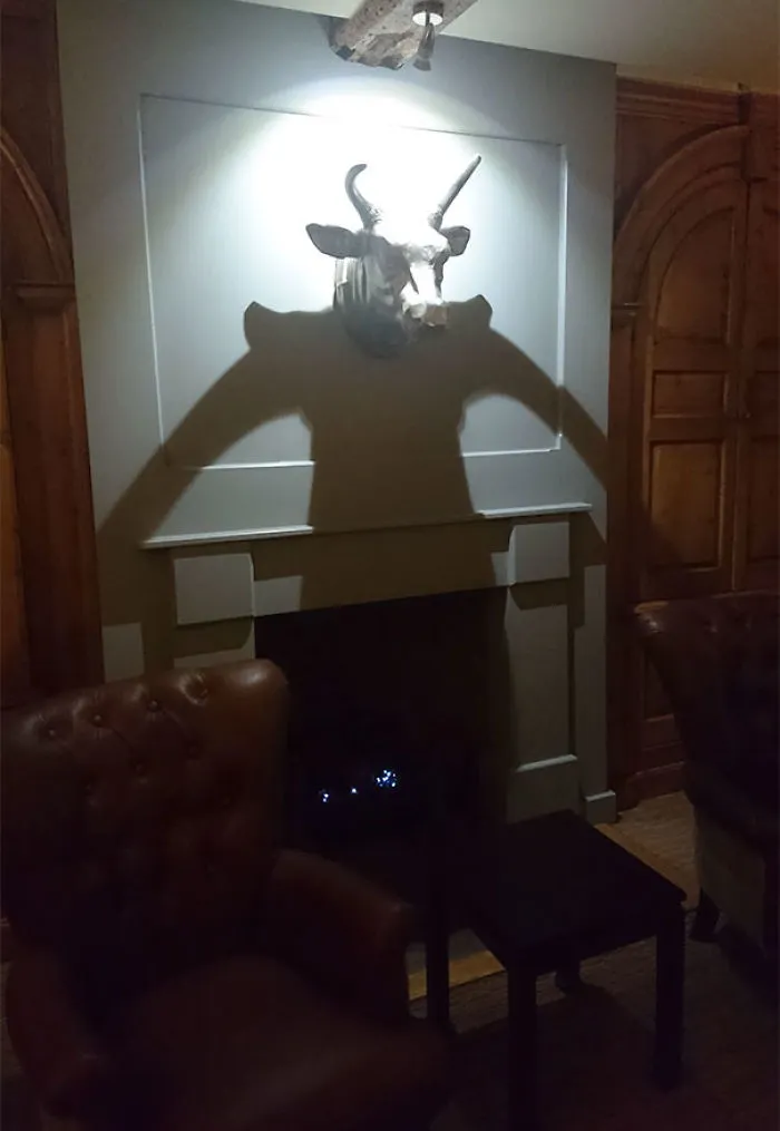 Su propia sombra le da un cuerpo