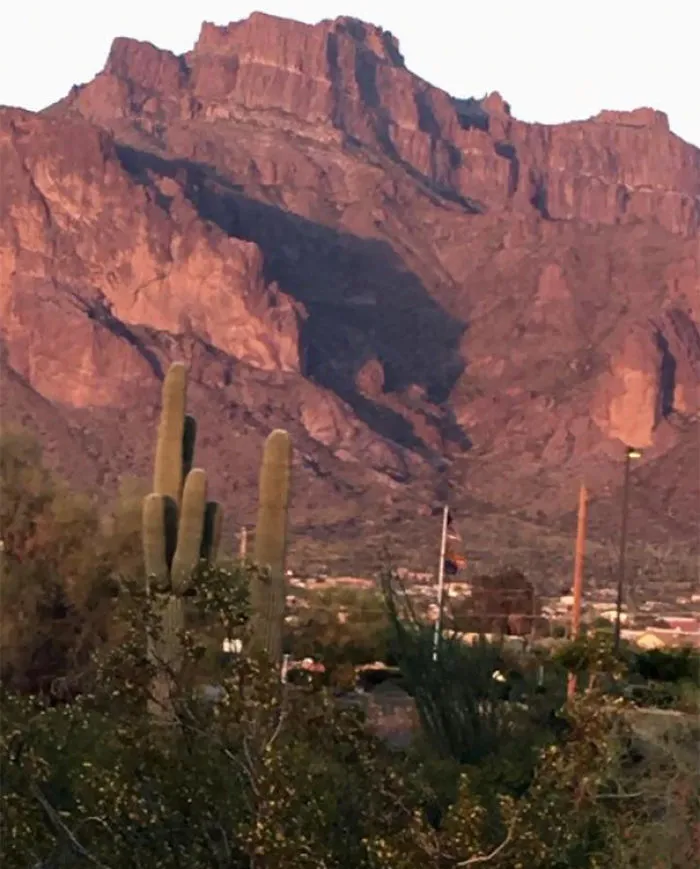 La sombra de la montaña parece un puma atacando