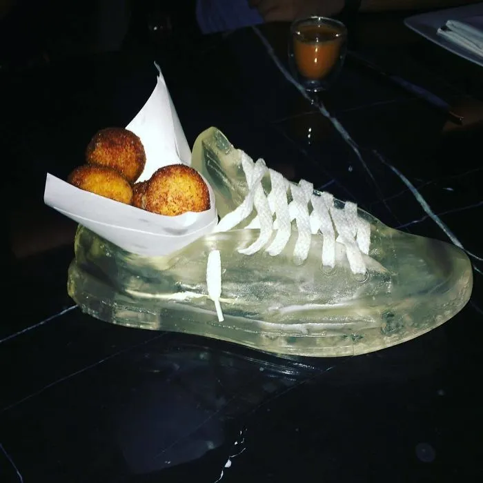 Fritos servidos en un zapato de gelatina